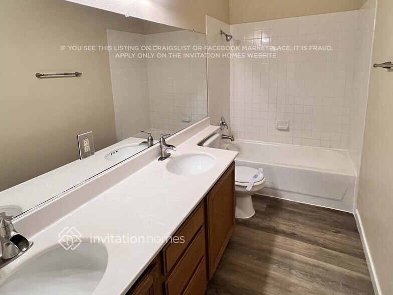 Building Photo - 2204 Maple Shade St