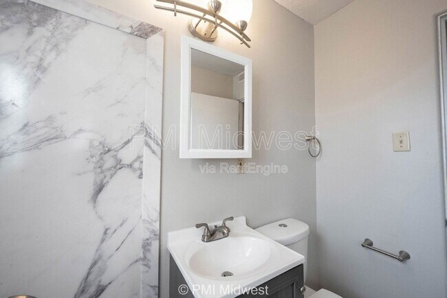 Building Photo - 140 E 19th St