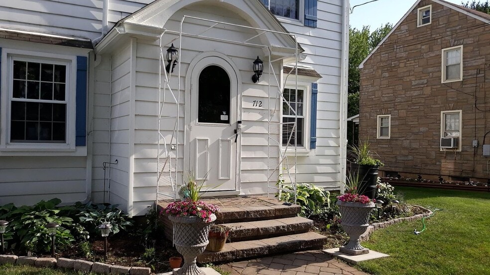 Building Photo - 712 E Sample St