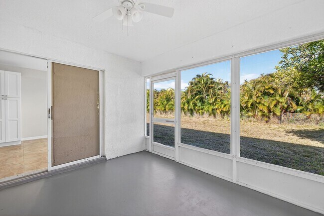 Building Photo - 2 Bedroom 2 bath Oversized Duplex with 2 Car Garage