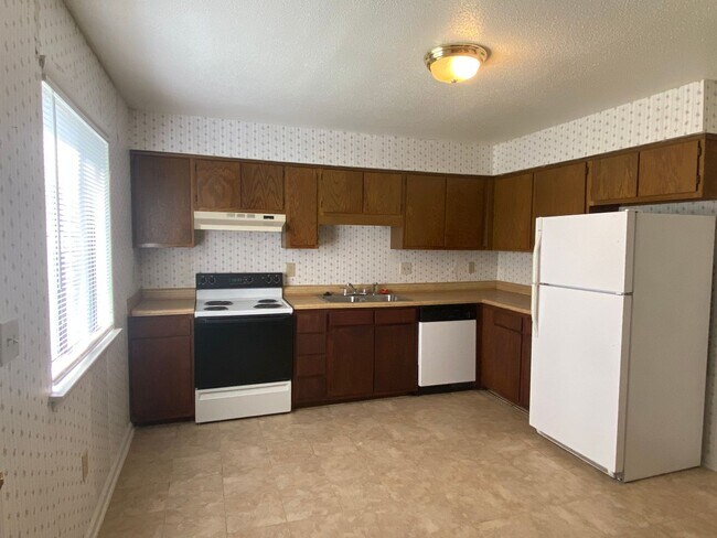 Building Photo - REDUCED!!!! 2 bedroom, 1.5 bath end unit Townhouse near Forest Hills Shopping Center and Downtown...