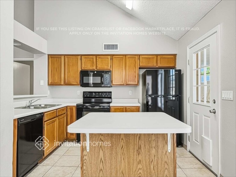 Building Photo - 2142 W Monona Dr