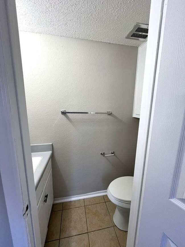 Building Photo - 2 Bedroom 1.5 Bath Apt at the Monterey Square Apts NW OKC