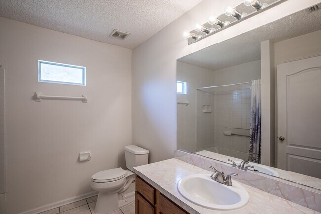 Building Photo - Great Rental in The Valley!