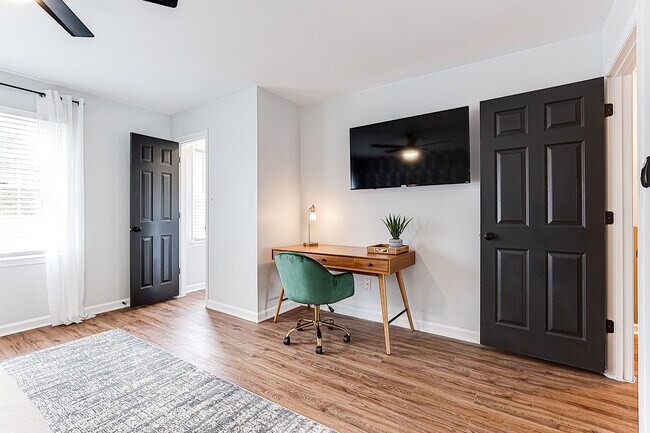 Building Photo - 2580 Old Roswell Rd SE