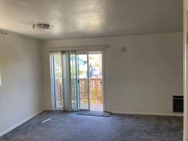 Building Photo - North Park Upstairs 1-Bed!