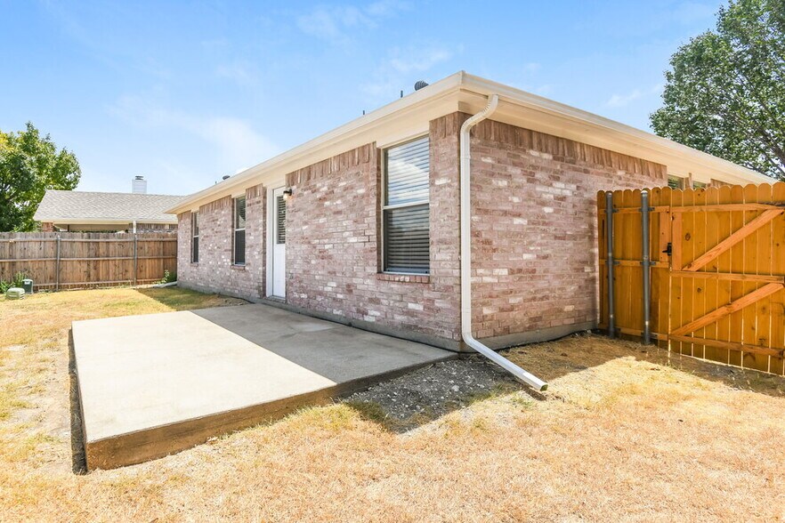Building Photo - 6836 Bluff View Dr