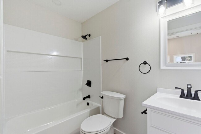 Building Photo - 3 bed 2 bath rental home