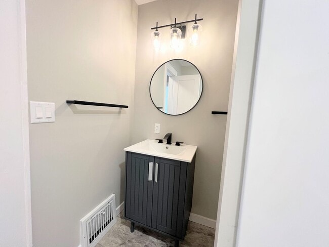 Building Photo - 2 bedroom home with two car garage