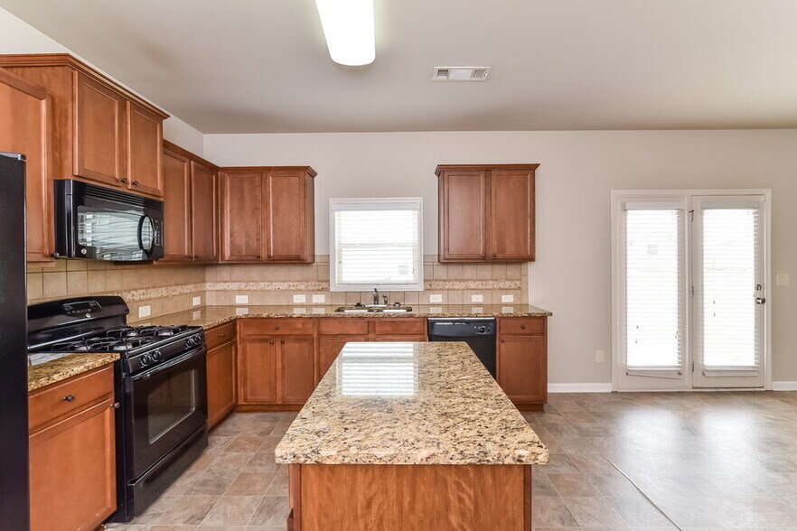 Building Photo - 631 Collingsworth Ln NE