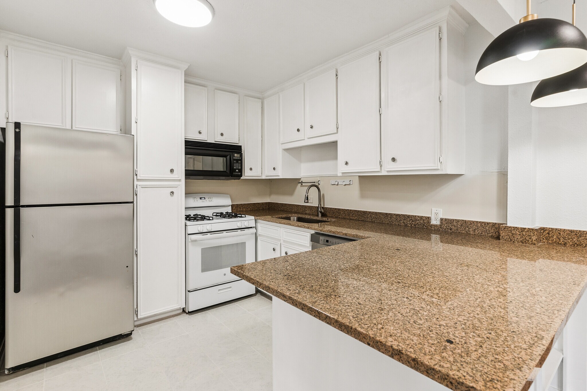 Building Photo - 6950 Hillcrest Ave