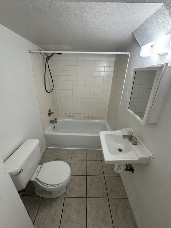 Building Photo - Spacious, quiet downstairs unit in heart o...