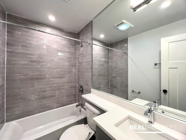 Building Photo - 1 bedroom in CHICAGO IL 60657
