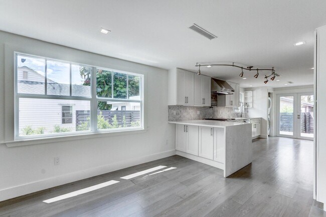Building Photo - 833 Ardmore Rd