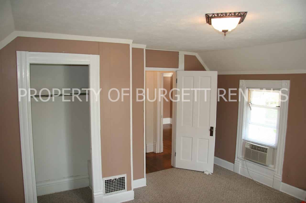 Building Photo - 491 Robinson St