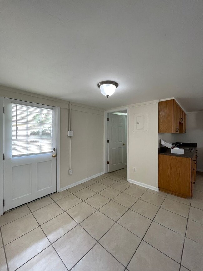 Building Photo - Fall 2026 2/1 Near Norman Hall & Sorority Row Grad Special