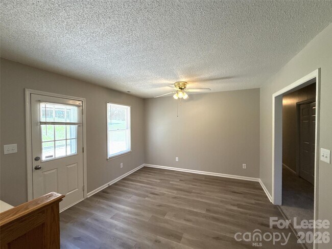 Building Photo - 3211 Karen Ln