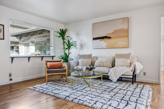 Building Photo - 582 Newton St