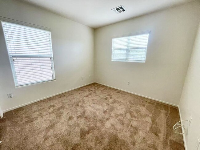 Building Photo - Gorgeous 3 bed, 2 1/2bath home.