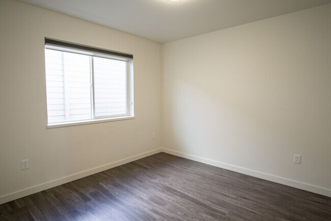 Building Photo - Contemporary 1-Bed Flat w/ DW, W/D & 2 WEE...