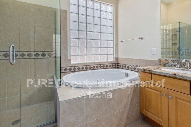 Building Photo - 737 S Sycamore Pl