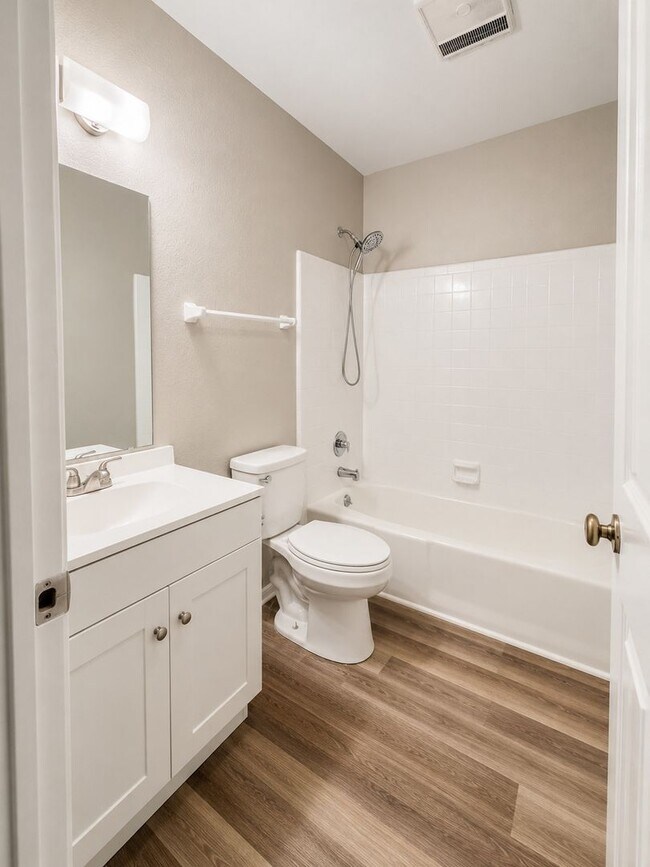 Building Photo - Charming 3 bedroom, 2 bathroom, 1 office/den.