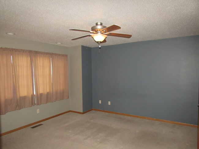 Building Photo - 3 BED | 3 BATH | DOUBLE GARAGE | SOUTH