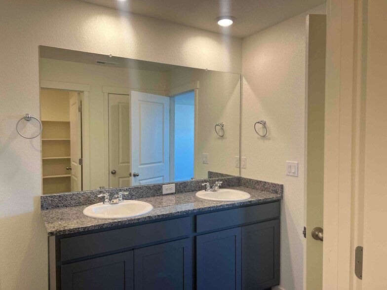 Building Photo - 6050 Amerifax Dr