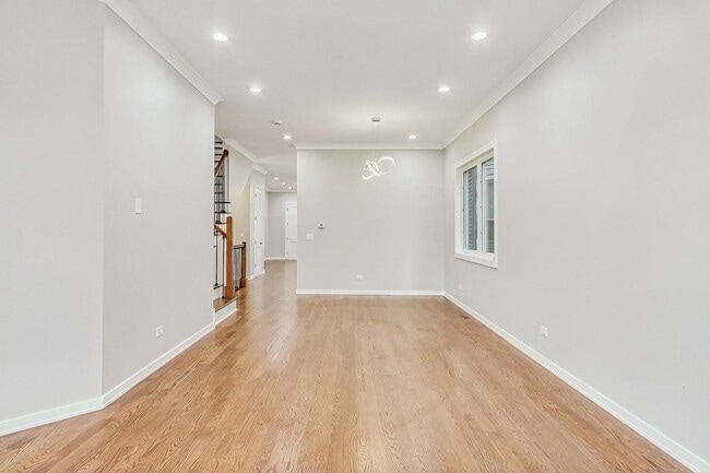 Building Photo - 6626 S Ingleside Ave