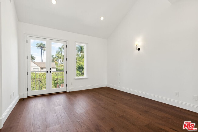 Building Photo - 520 N Palm Dr