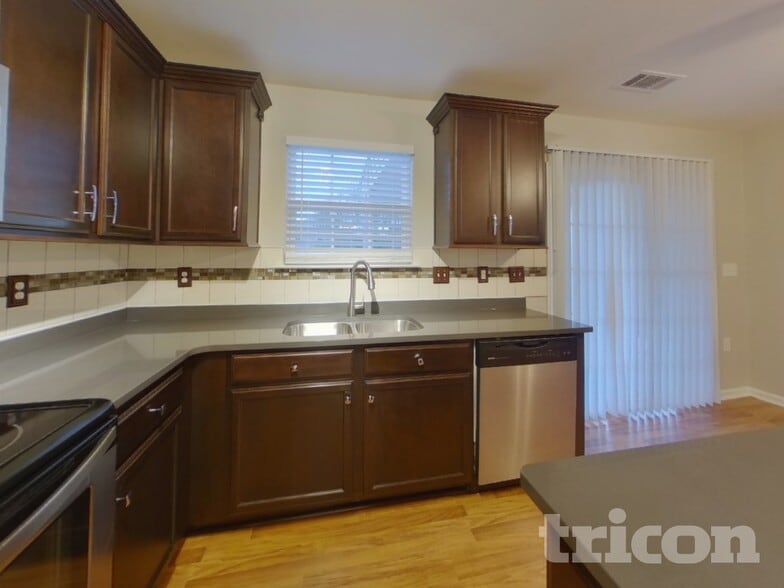 Building Photo - 2848 Village Center Dr