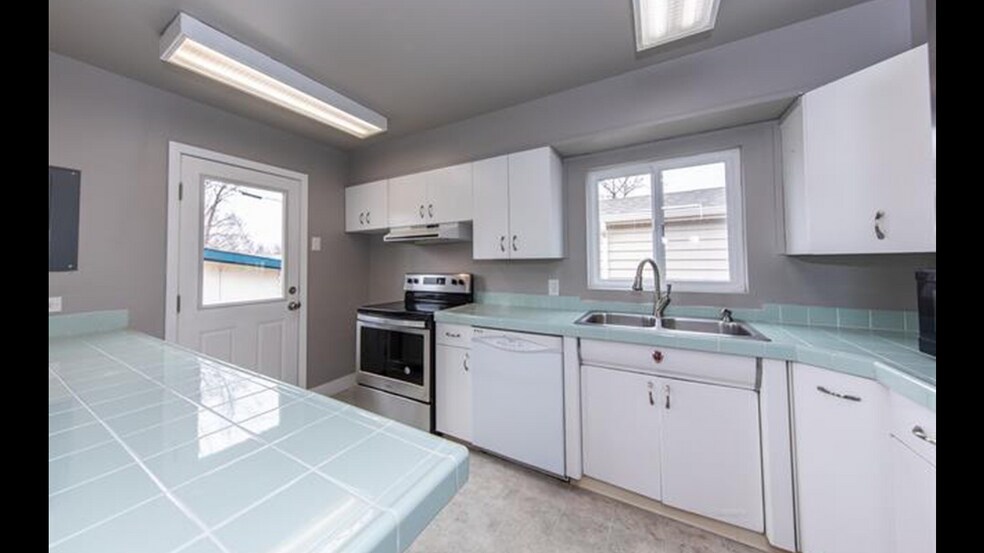 Primary Photo - 203 Elmwood Dr