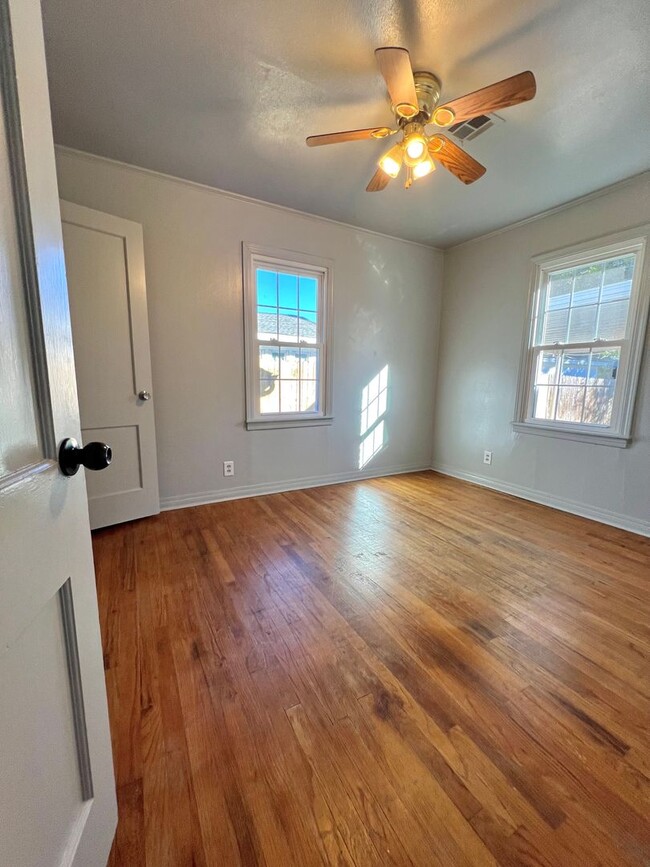 Building Photo - Remodeled Central Norman 3-bed 2-bath 2 Li...