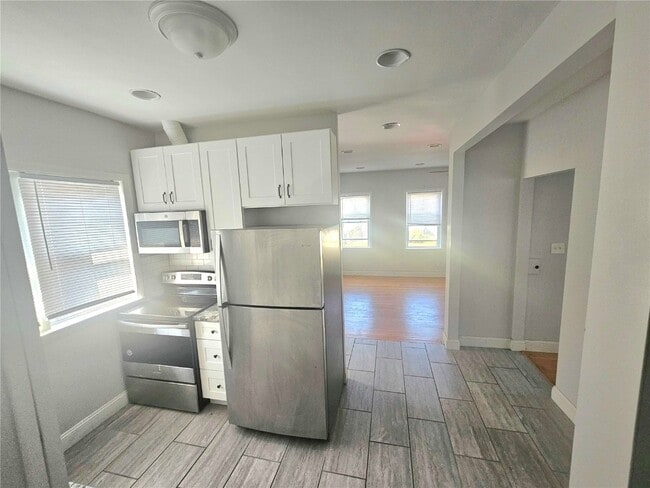 Building Photo - 4634 Ray Ave