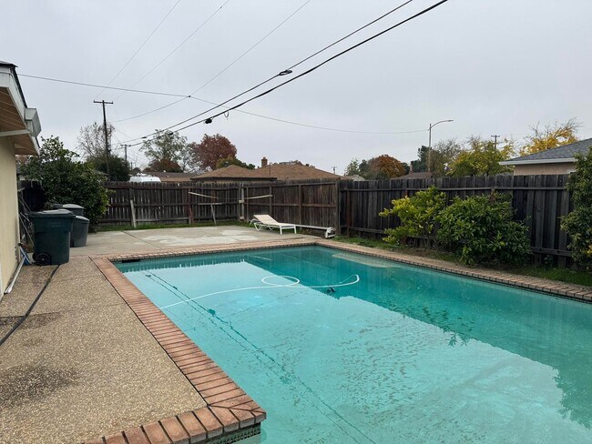 Building Photo - 6425 Thomas Dr