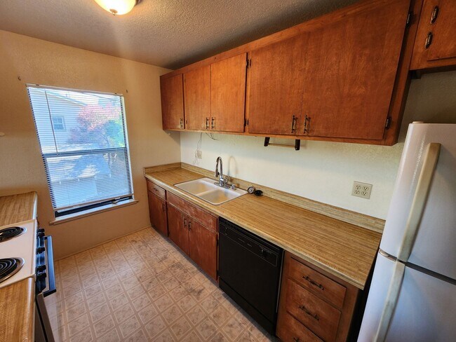 Building Photo - 2048 Swazey St