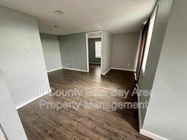 Building Photo - 716 Gateview Ave