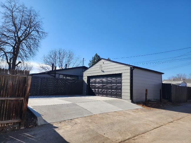 Building Photo - 860 S Quivas St