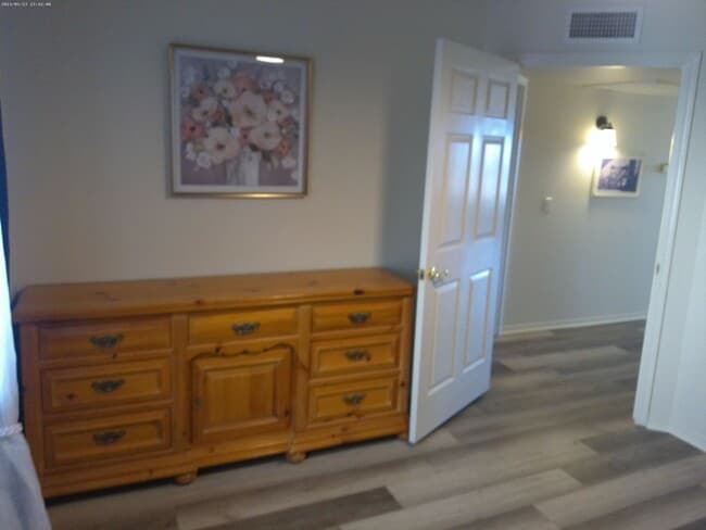 Building Photo - Beautifully designed short-term rental Or Long-Term offering comfort, style, and convenience