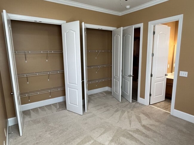 Building Photo - Stunning 6 Bedroom home in South Charlotte...