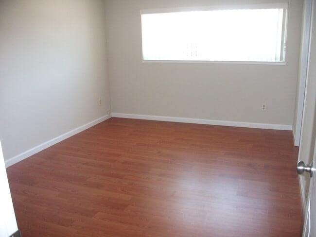 Building Photo - 4 bedroom home/ 2.5 Bath Single Family Hom...