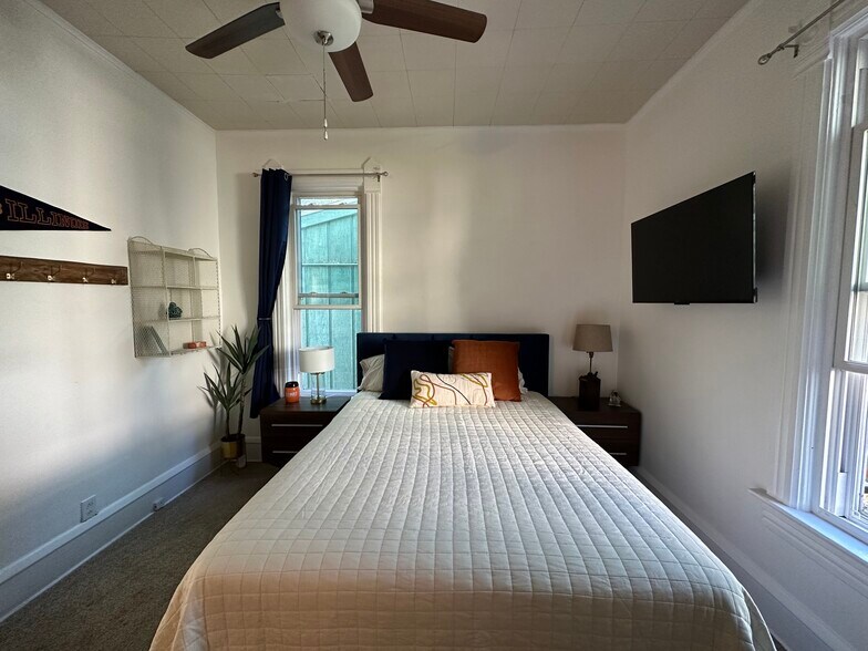 Queen size bed with premier linens. Kitchenette, closet, bath behind you - 305 S Elm St