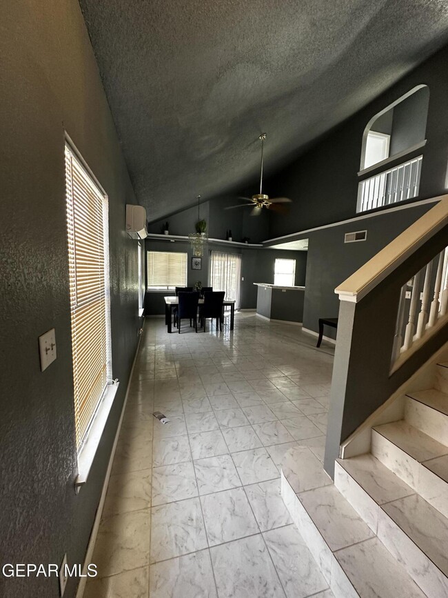 Building Photo - 3181 Queens Garden Cir