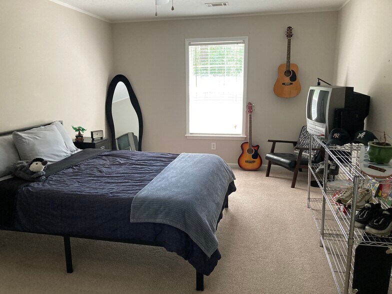 Primary bedroom - 116 Amity Ln