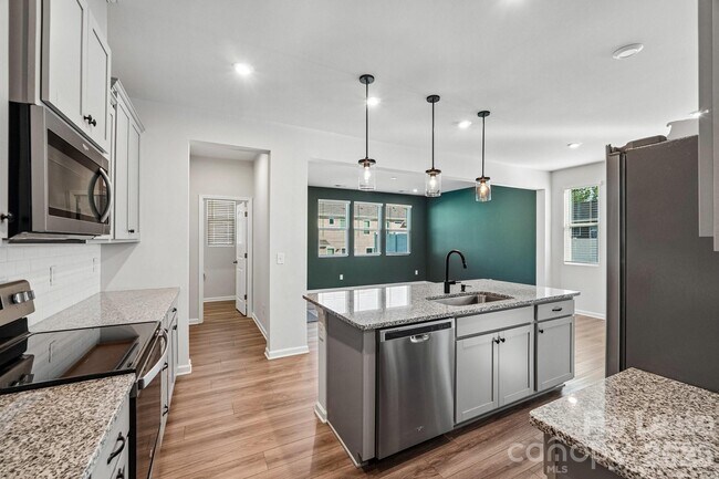 Building Photo - 15618 Little Bluestem St