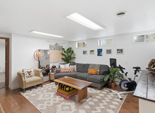 Building Photo - Beautiful 3 Bed 3 Bath located on Military Hill!