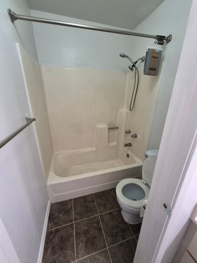 Building Photo - Centrally located 1bd, 1ba, 1pkg 512sqft. w/Lanai for $2000