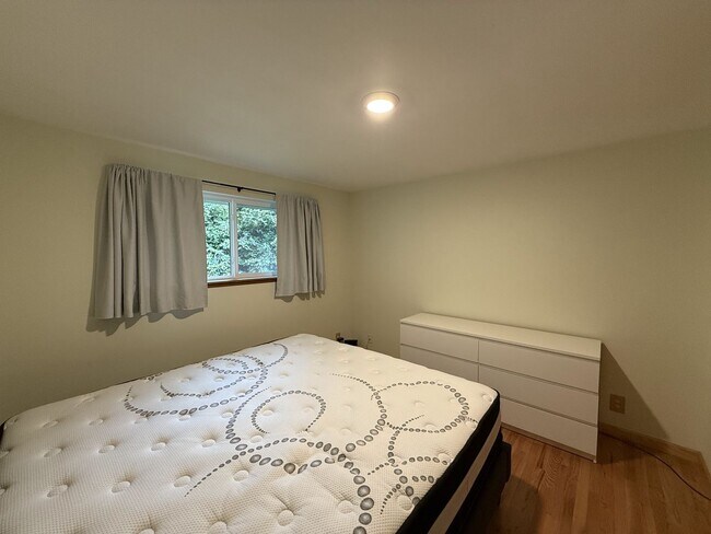 Building Photo - Extremely Spacious 3 bedroom Home Located in Edmonds
