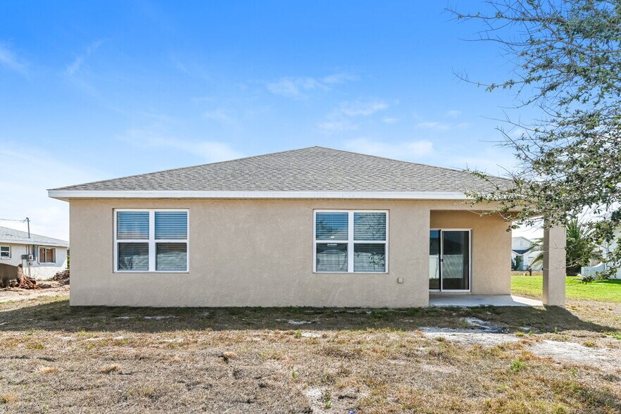 Building Photo - 4406 SW 15th Ave