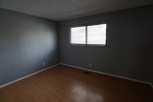 Building Photo - Cute Townhome off Kipling and 285!!